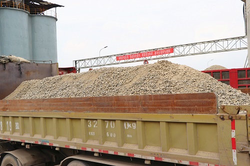 骨料：生產(chǎn)規(guī)模：日產(chǎn)10000噸。含普通骨料，精品骨料，精品砂，石粉。